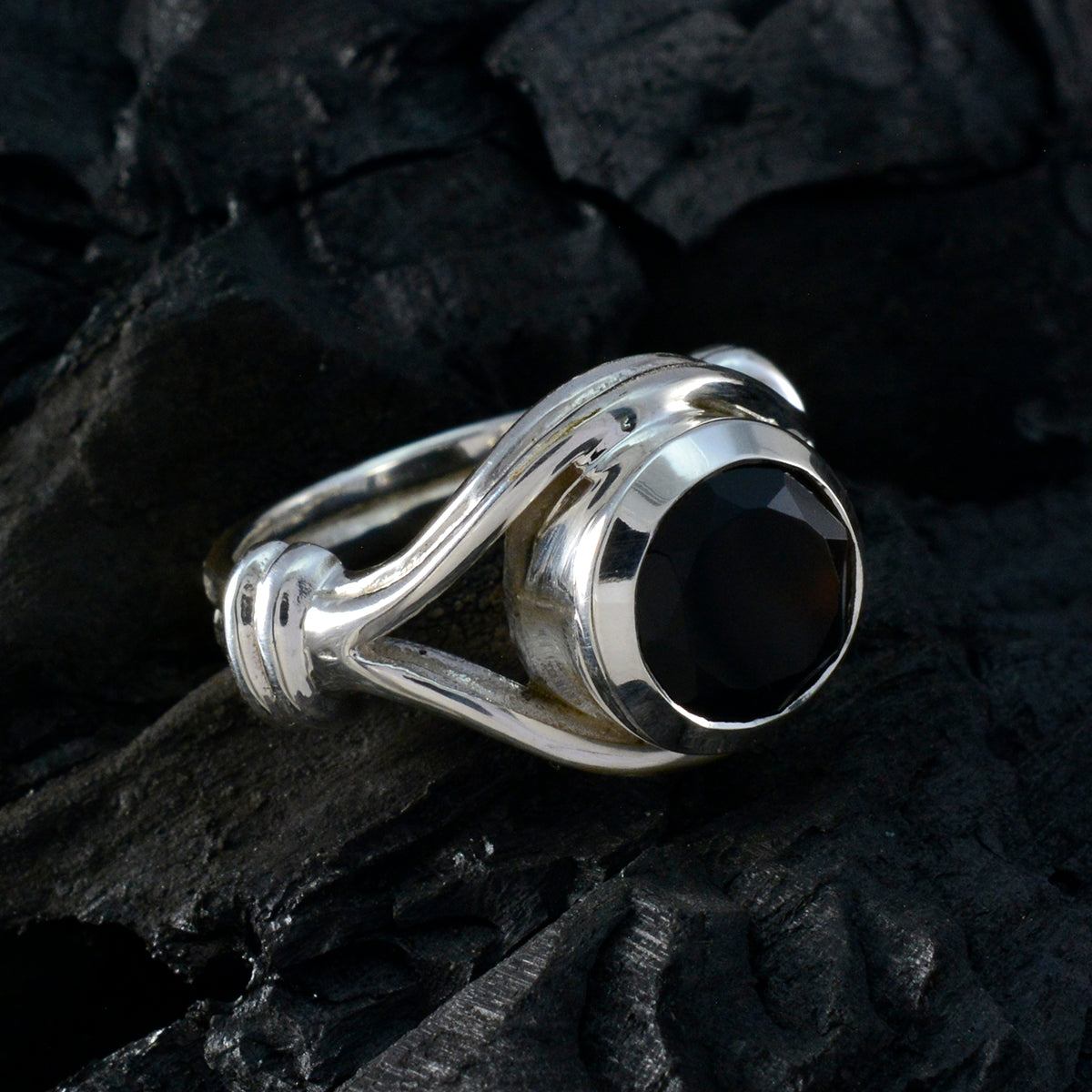Saanvi Romantic Black Solitaire Ring
