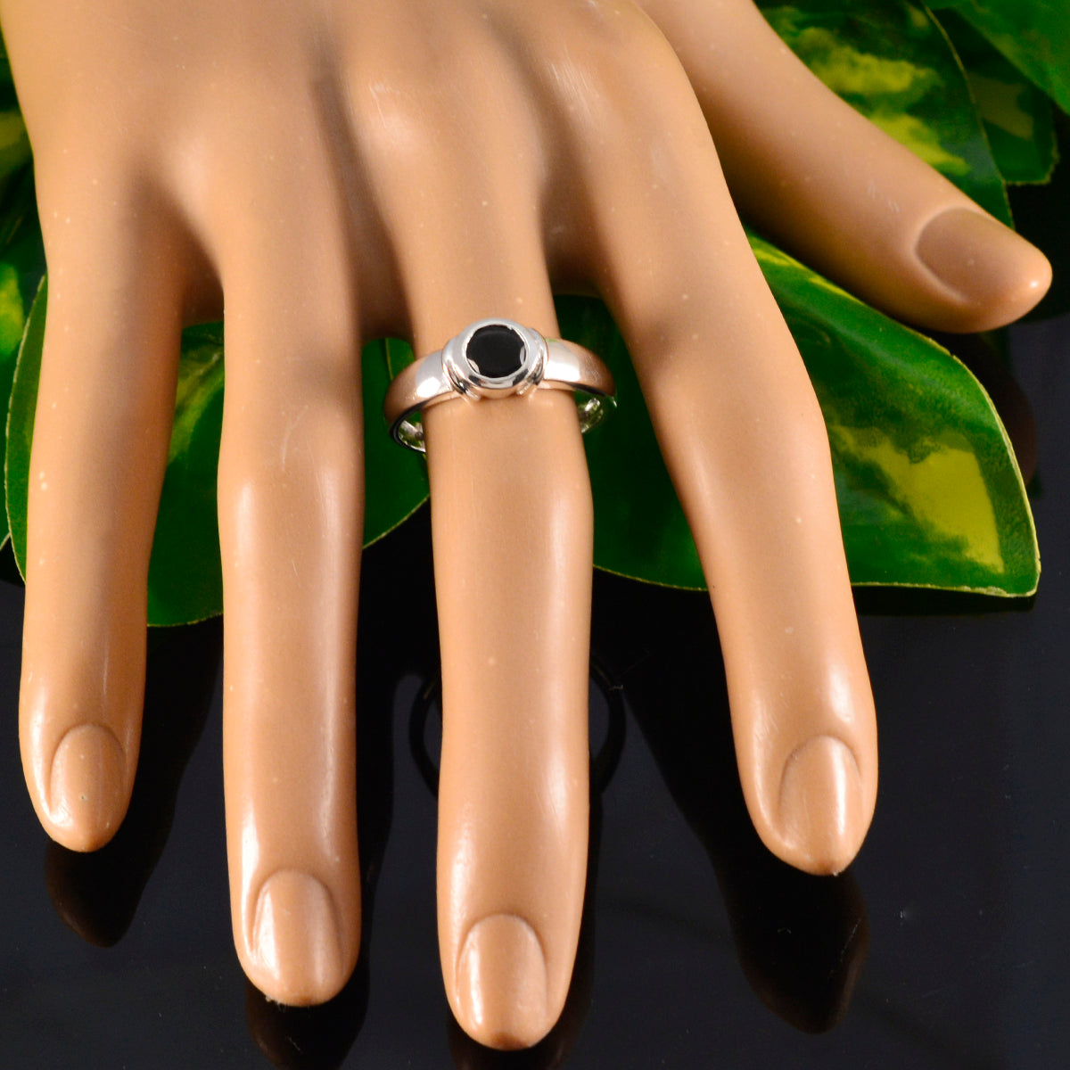 Rebeca Graceful Black Solitaire Ring