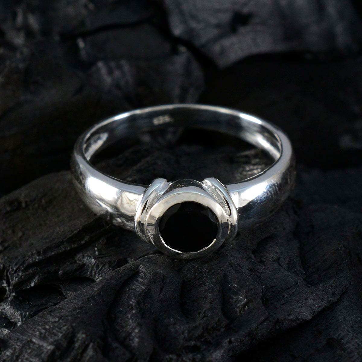Rebeca Graceful Black Solitaire Ring
