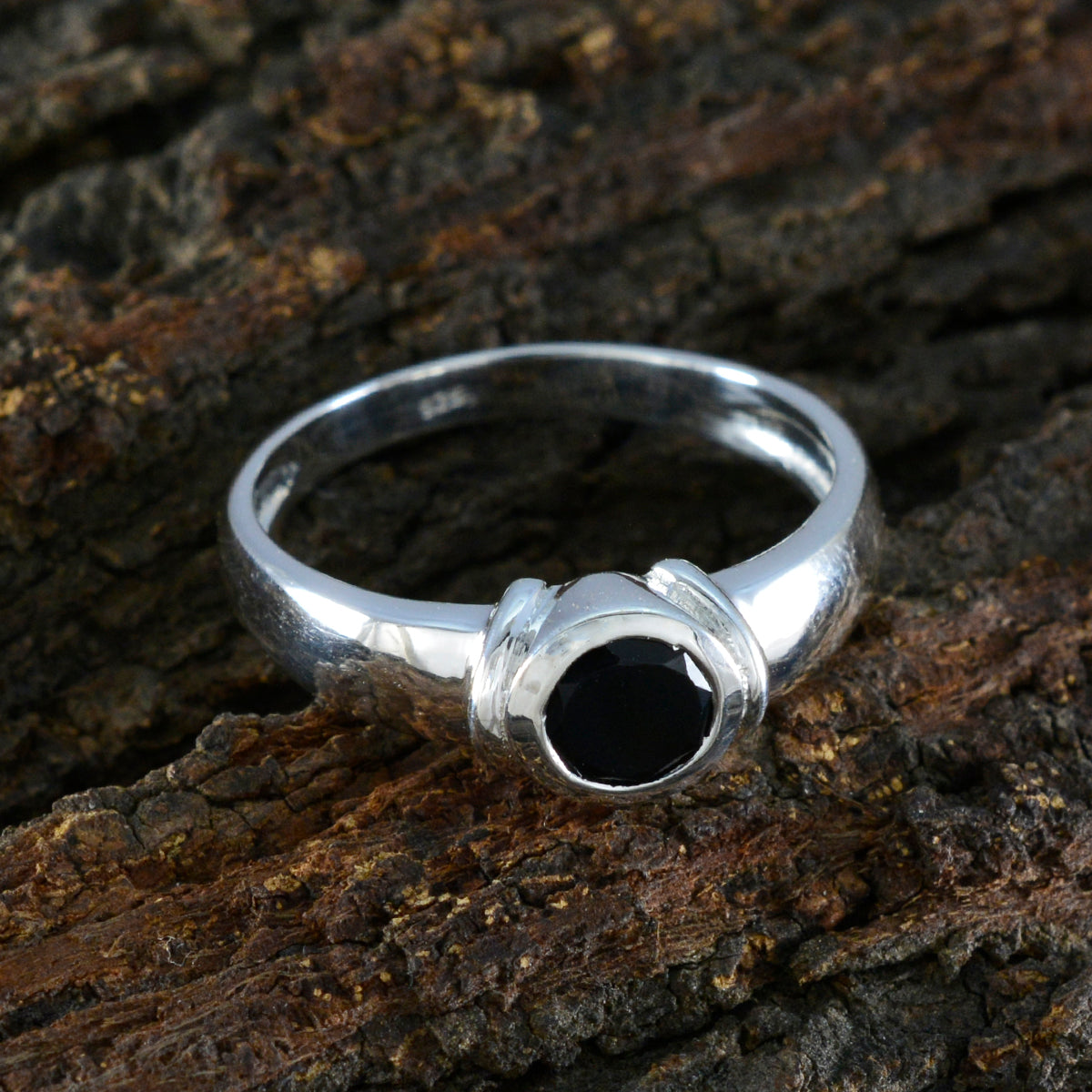 Rebeca Graceful Black Solitaire Ring