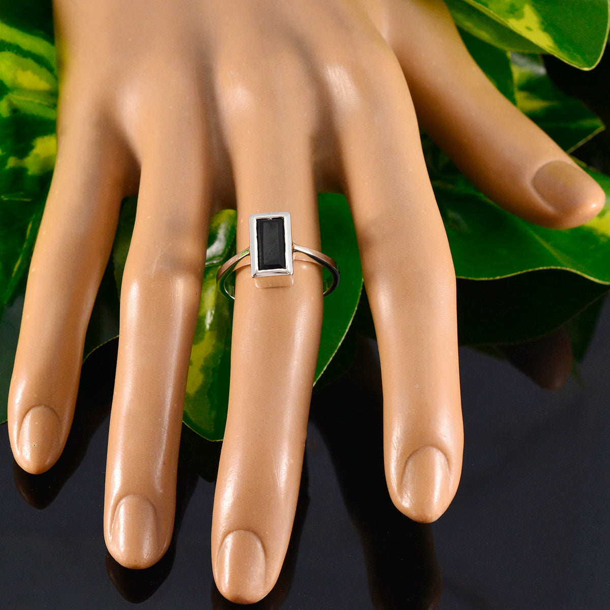 Aurora Trendy Black Solitaire Ring