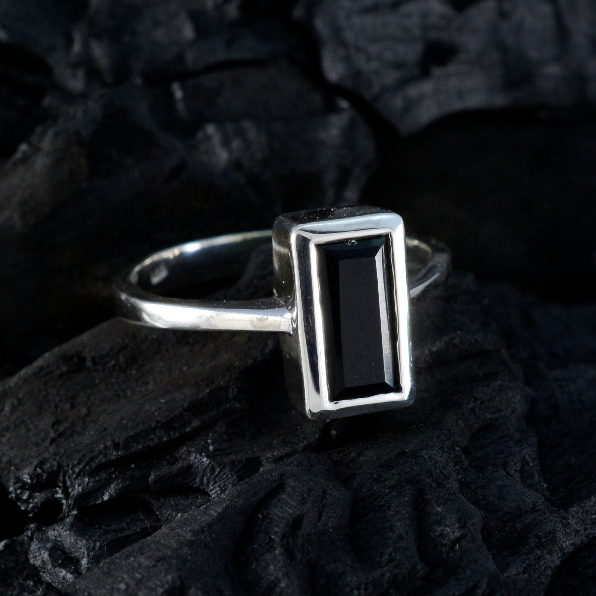 Aurora Trendy Black Solitaire Ring
