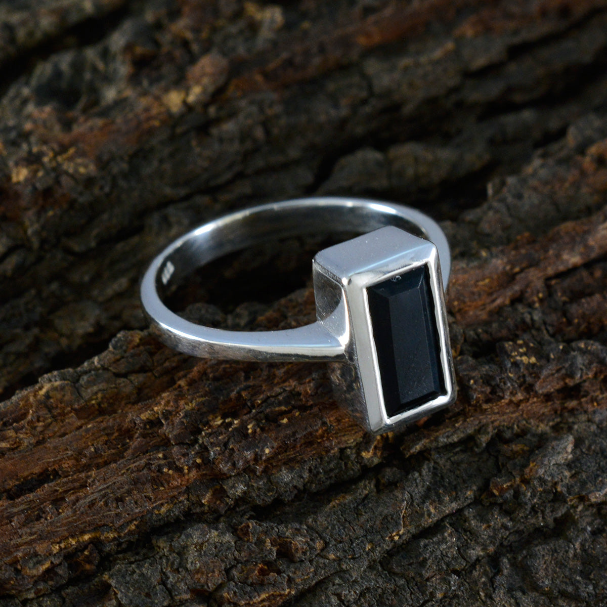 Aurora Trendy Black Solitaire Ring
