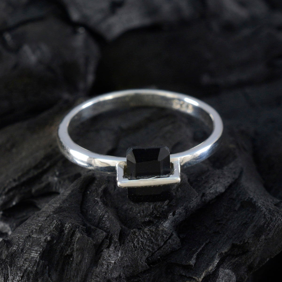 Yuki Luxurious Black Solitaire Ring
