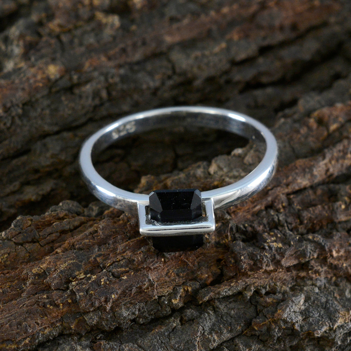 Yuki Luxurious Black Solitaire Ring