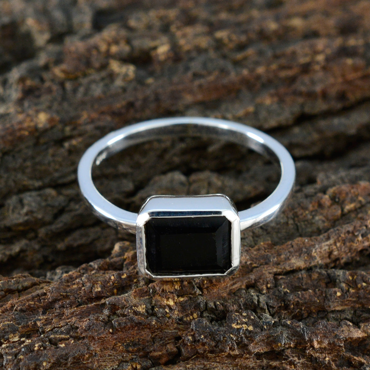 Mia Luxurious Black Solitaire Ring