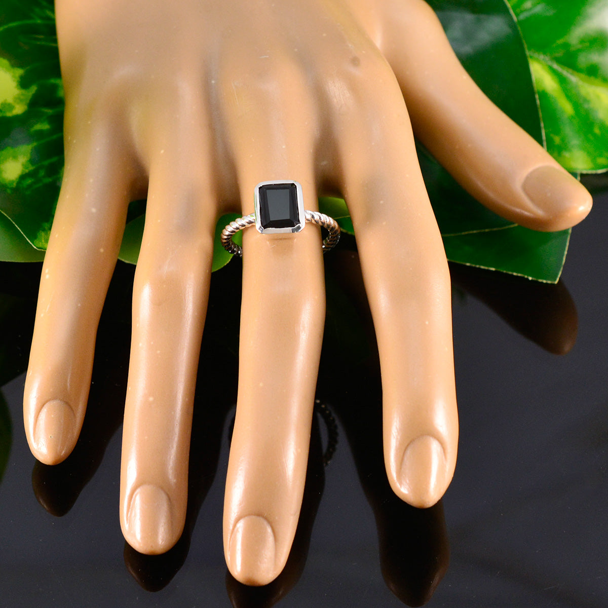 Bruna Luxurious Black Solitaire Ring