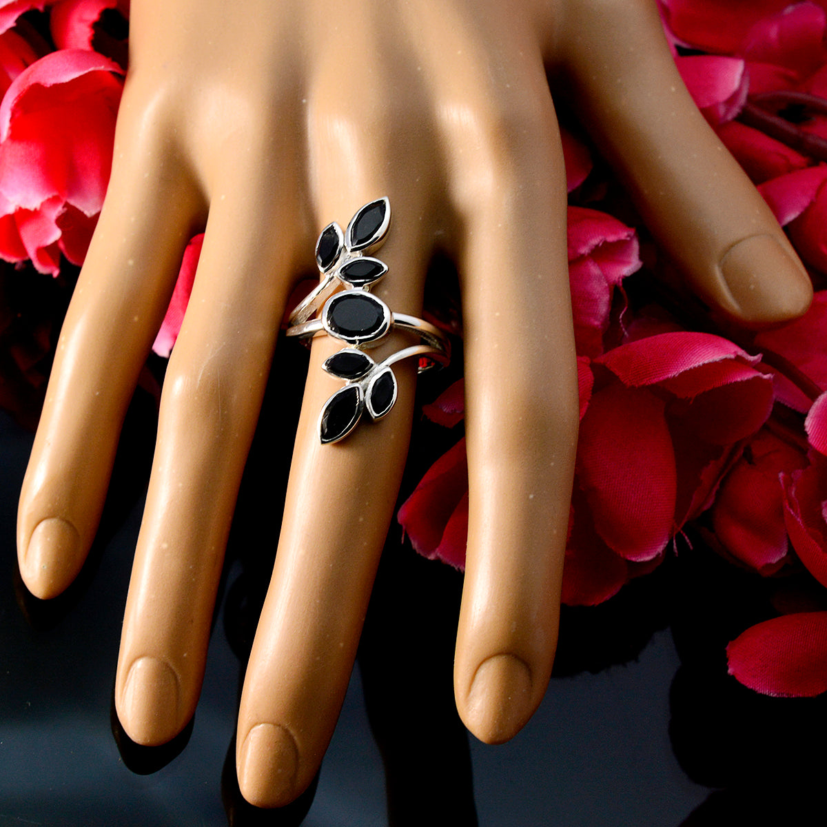 Lucy Leafy Black Hepta Ring
