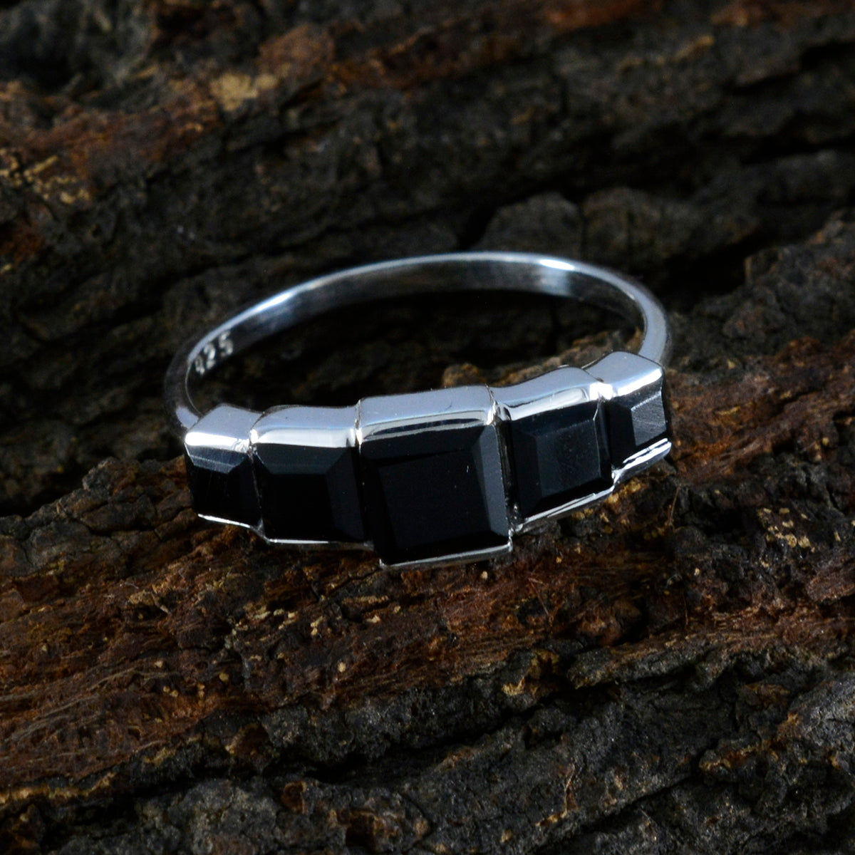 Audrey Glamorous Black Penta Ring