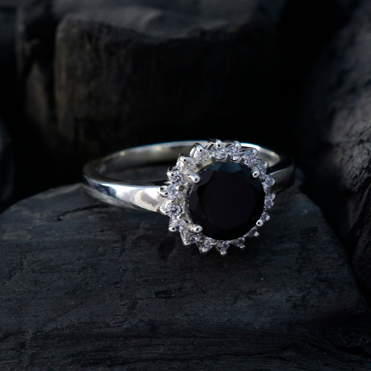 Araya Feminine Black Halo Ring