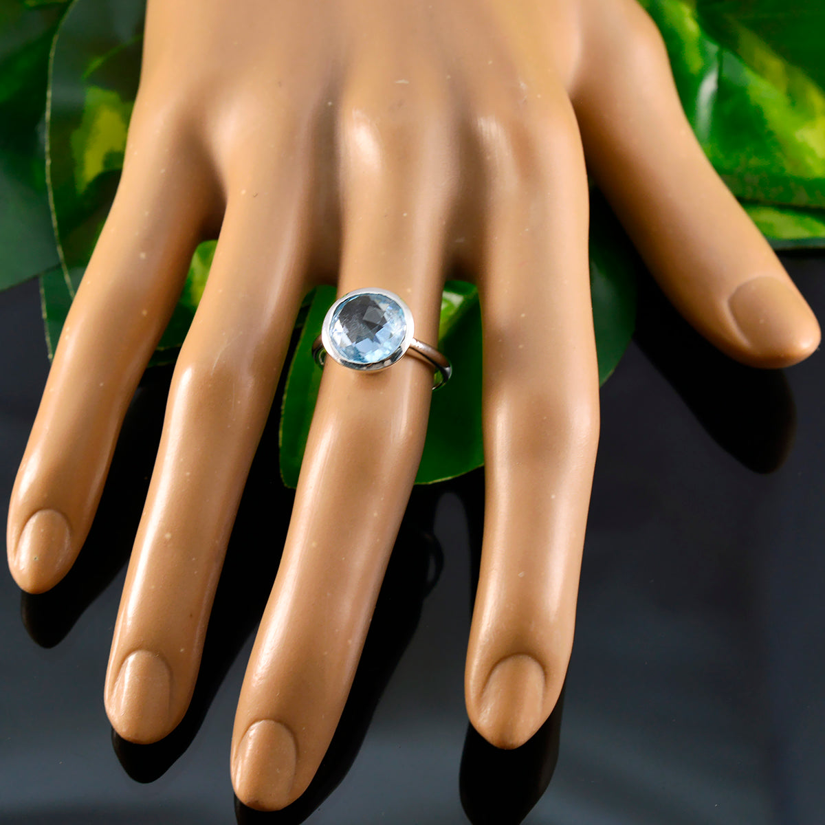 Ángeles Sophisticated Blue Solitaire Ring