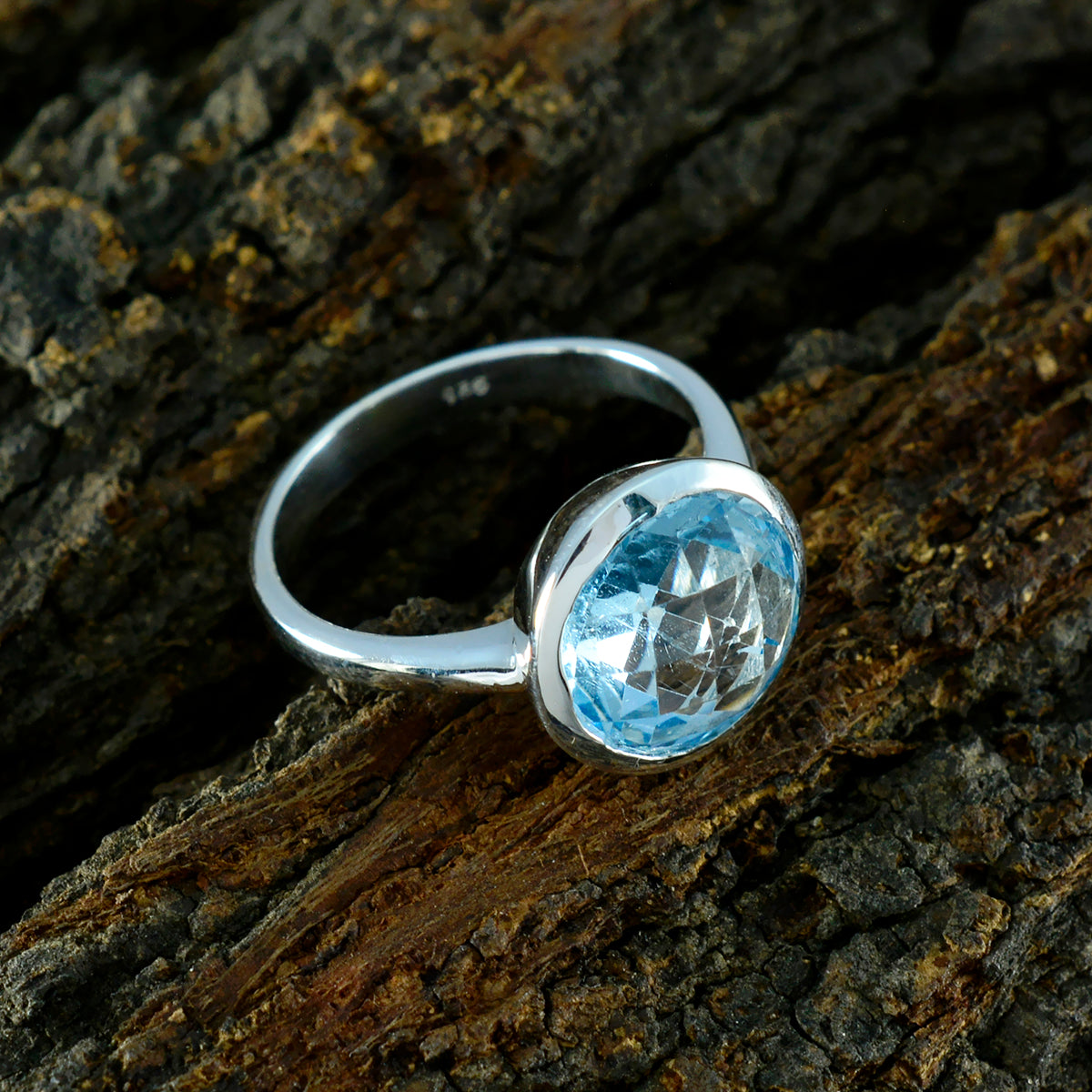 Ángeles Sophisticated Blue Solitaire Ring