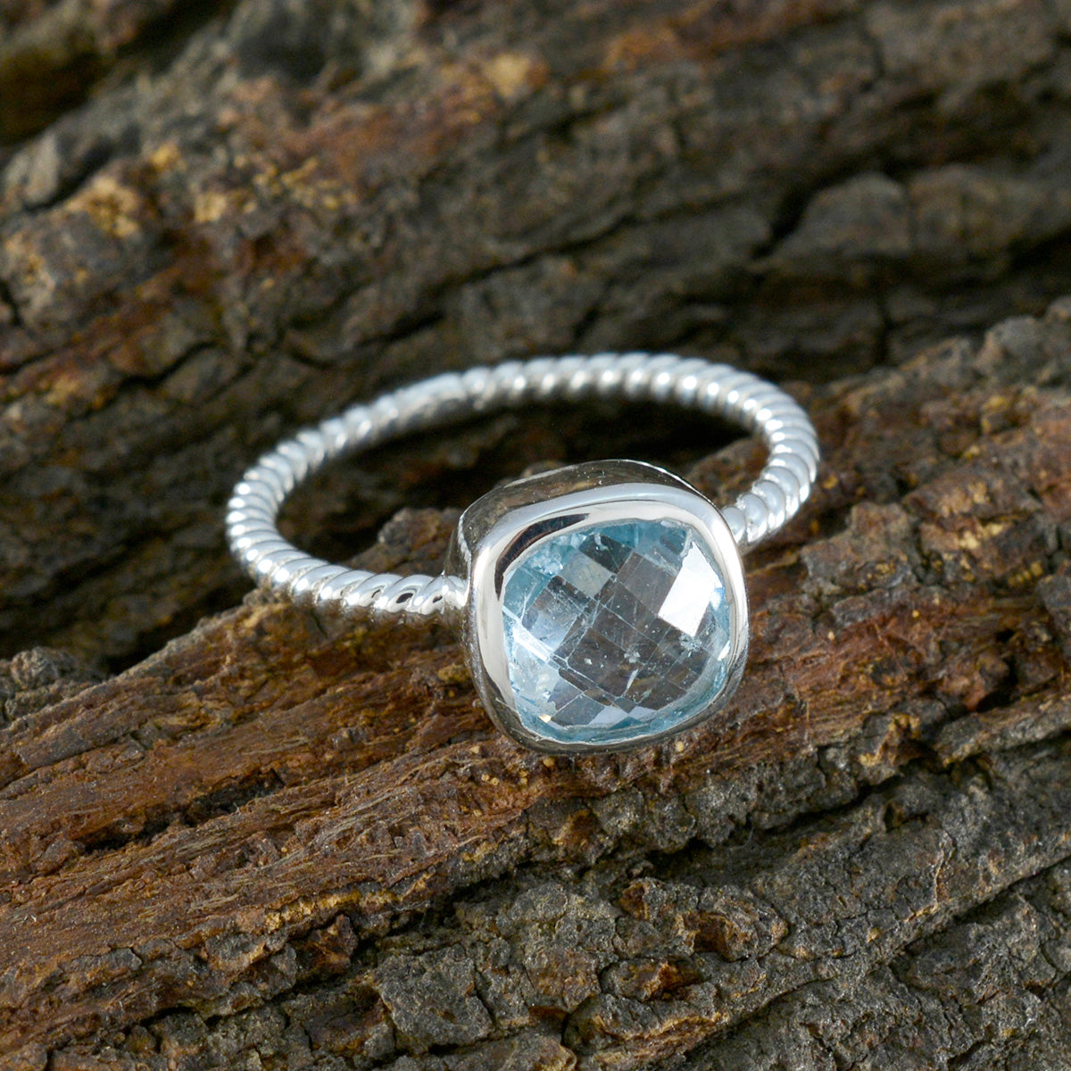 Araya Twist Blue Solitaire Ring