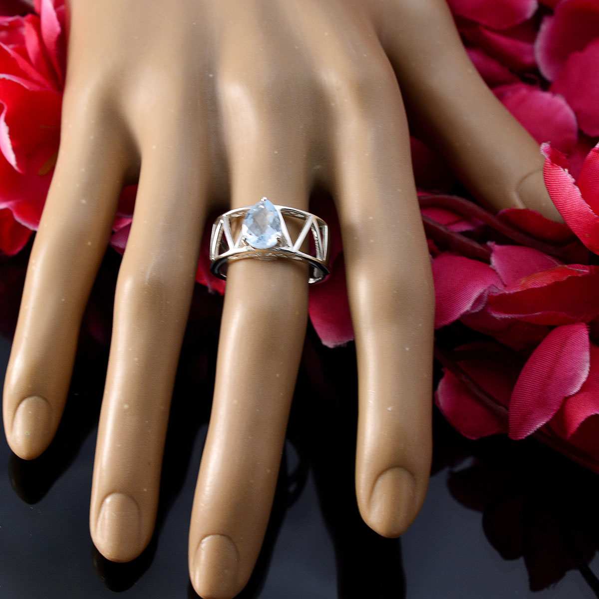 Putri Glamorous Blue Solitaire Ring