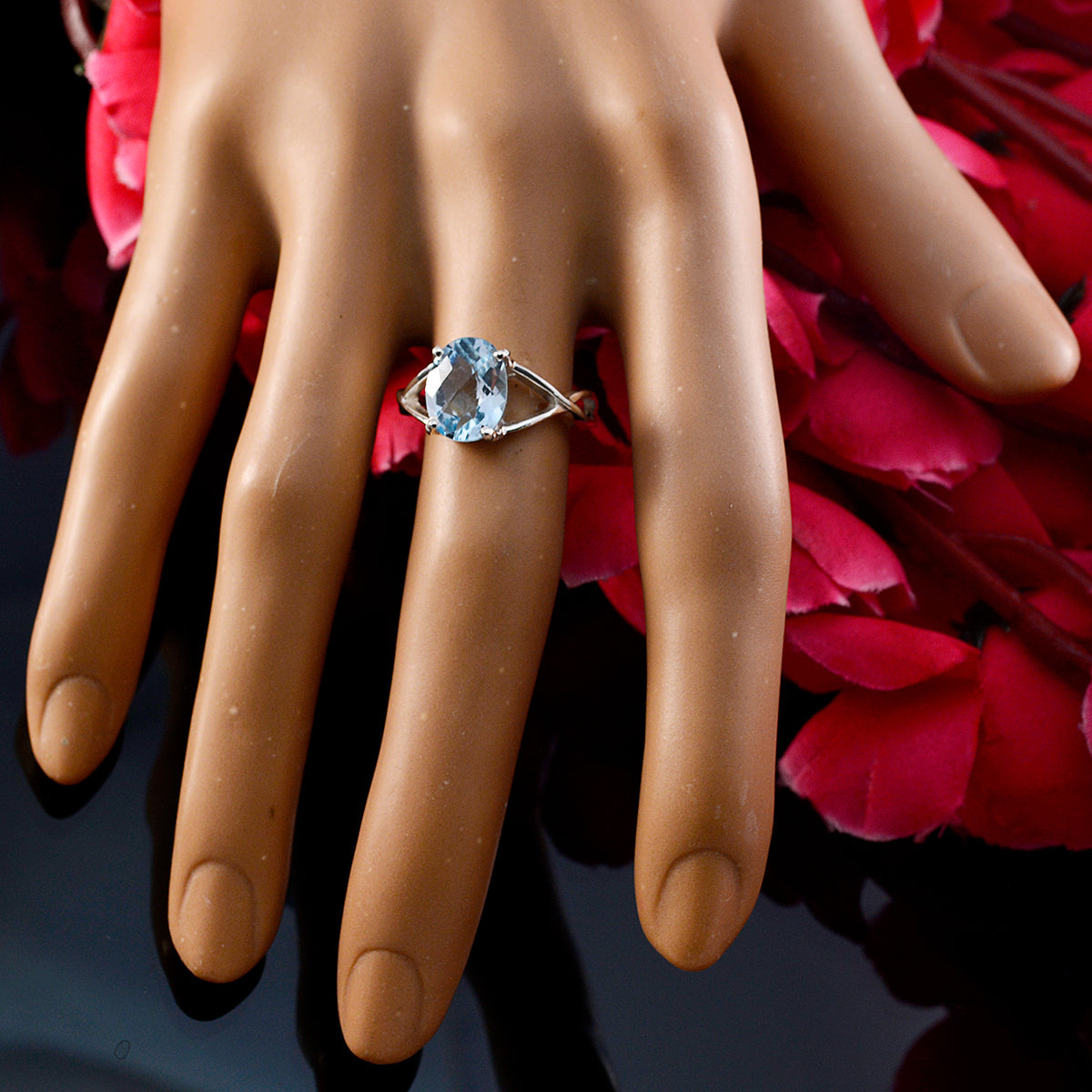 Xiu Luxurious Blue Solitaire Ring