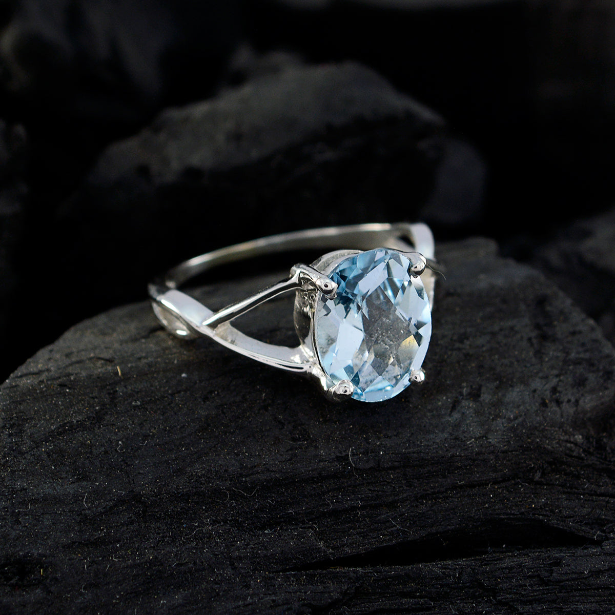 Xiu Luxurious Blue Solitaire Ring