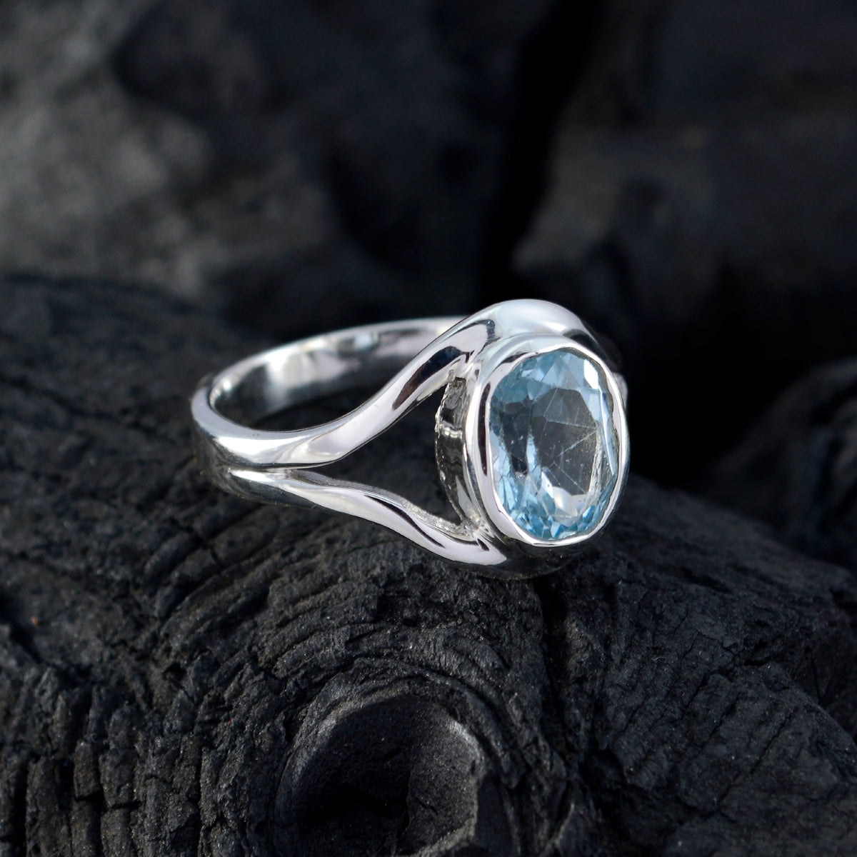 Nari Trendy Blue Solitaire Ring