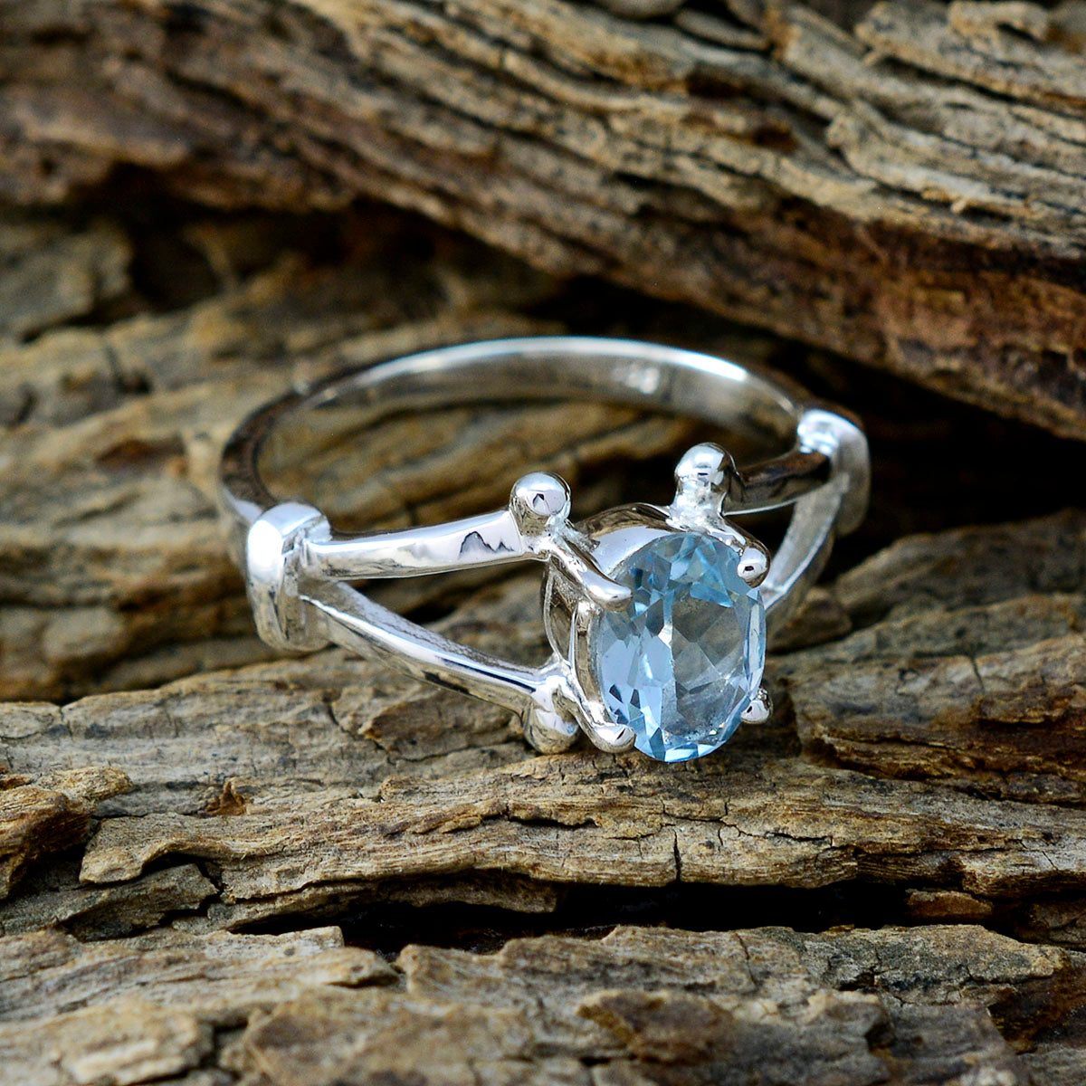 Bella Traditional Blue Solitaire Ring