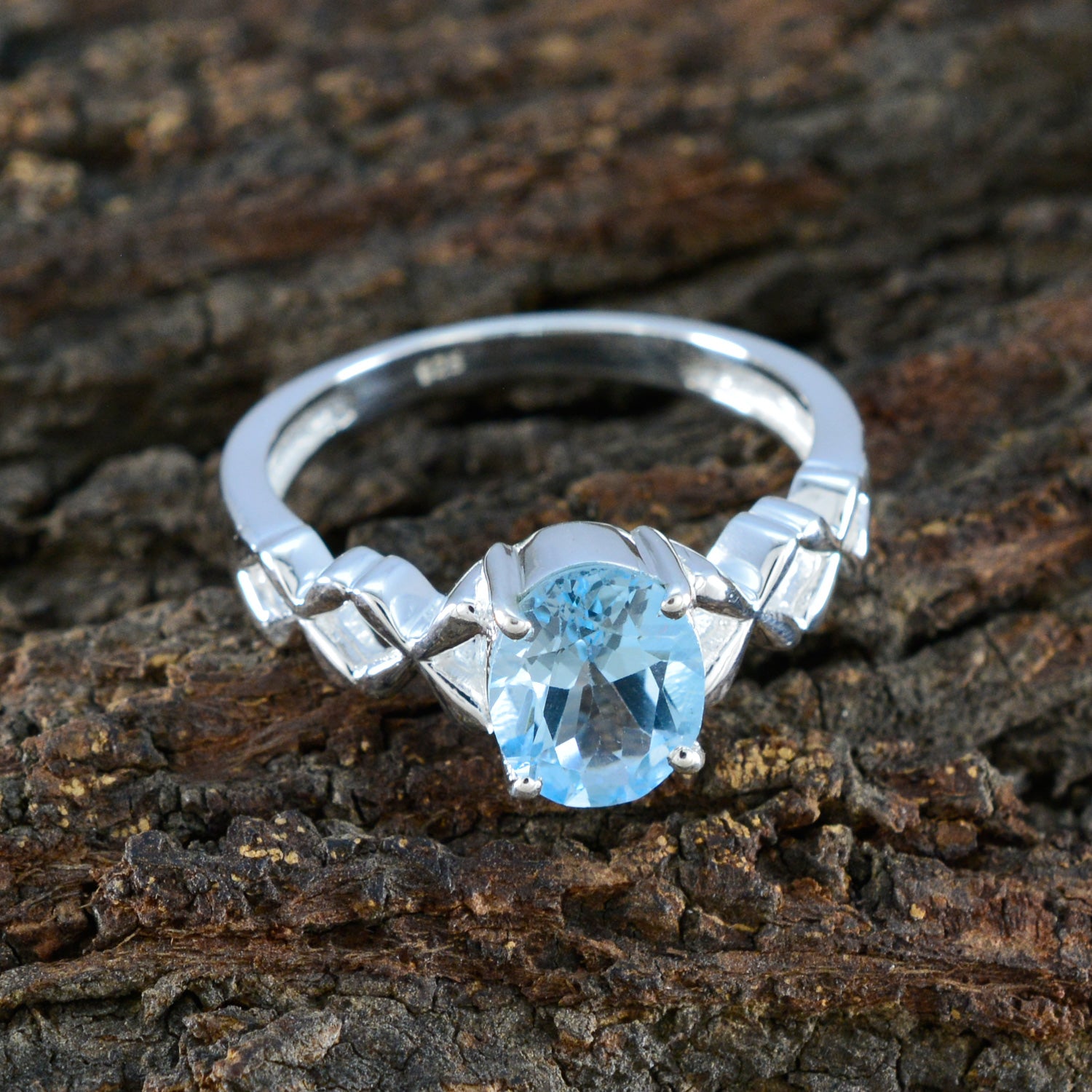 Saanvi Twist Blue Solitaire Ring
