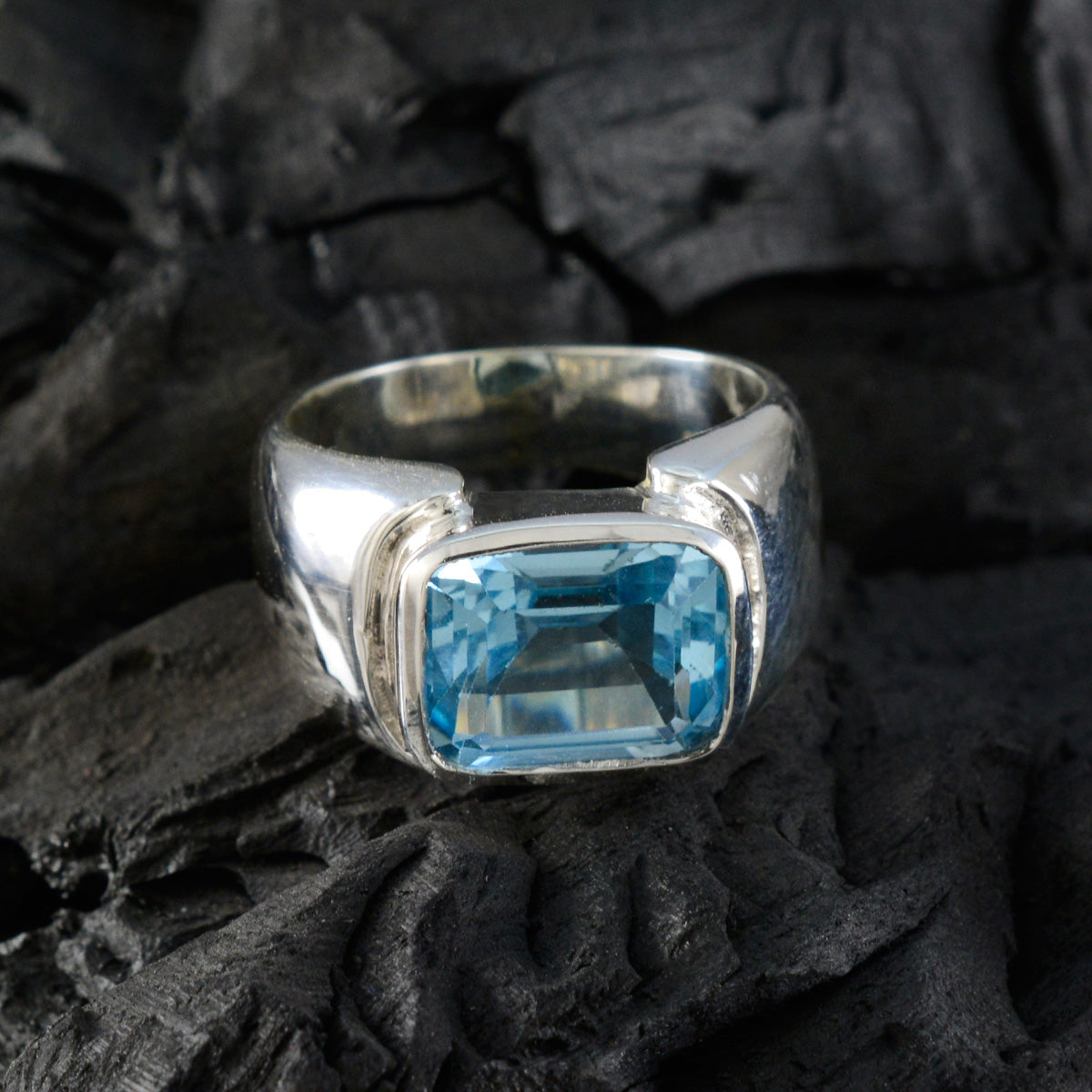 Nella Trendy Blue Solitaire Ring