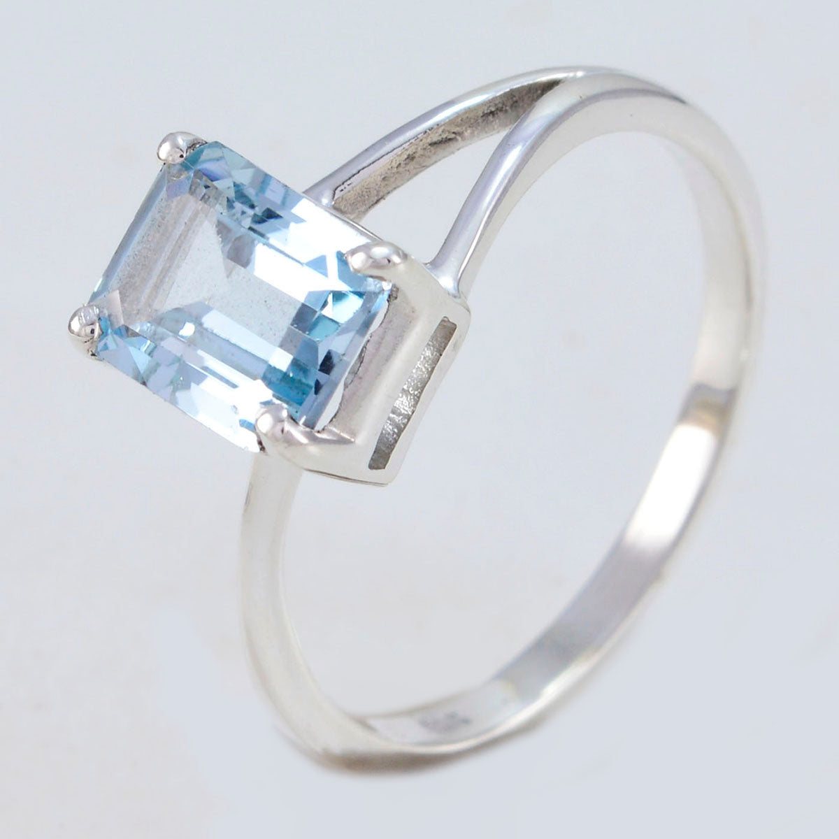Nova Luxurious Blue Solitaire Ring
