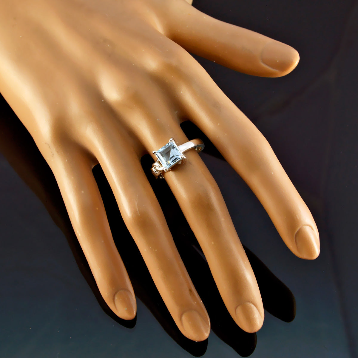 Dewi Luxurious Blue Solitaire Ring