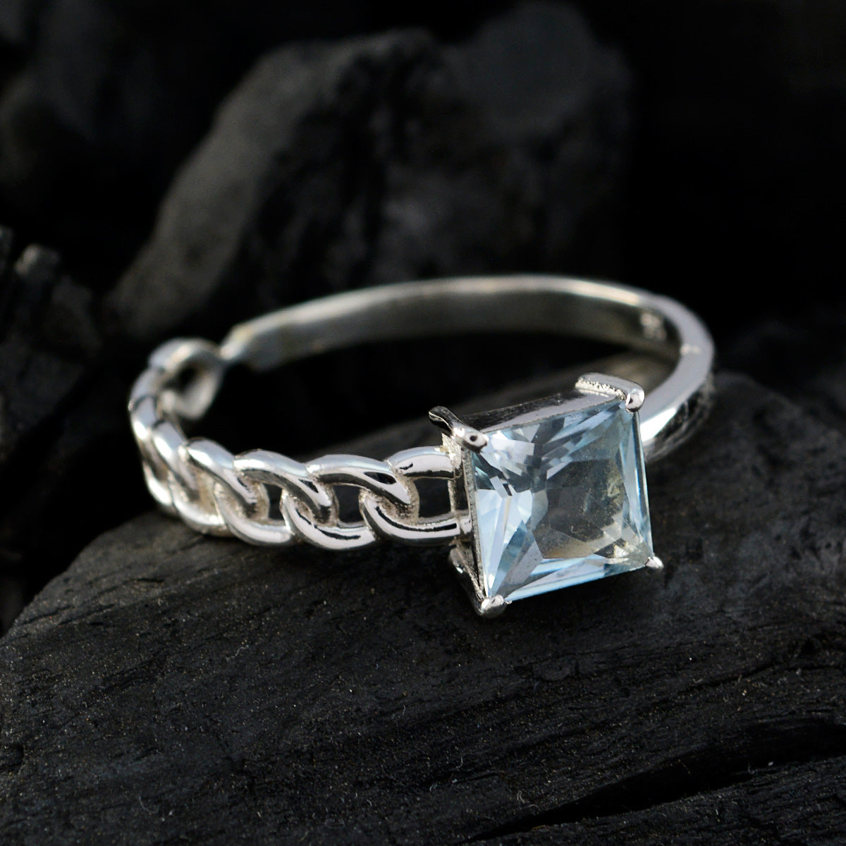 Dewi Luxurious Blue Solitaire Ring