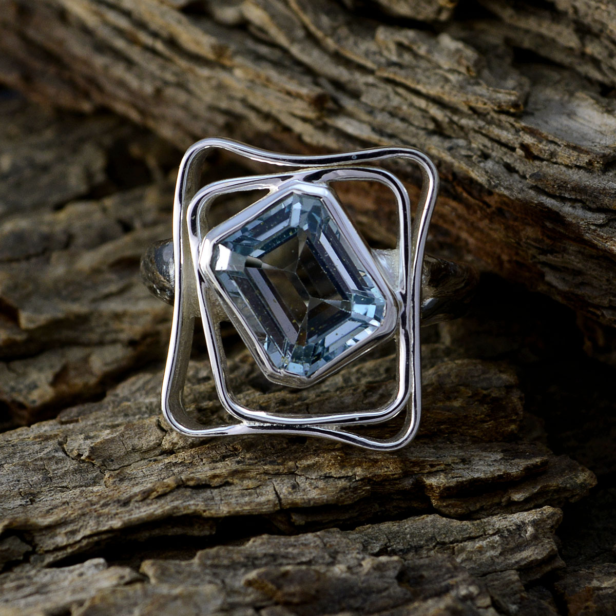Siti Signet Blue Solitaire Ring