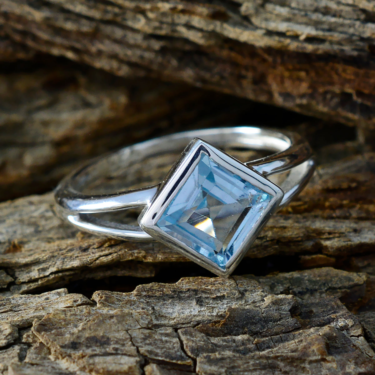 Meera Graceful Blue Solitaire Ring