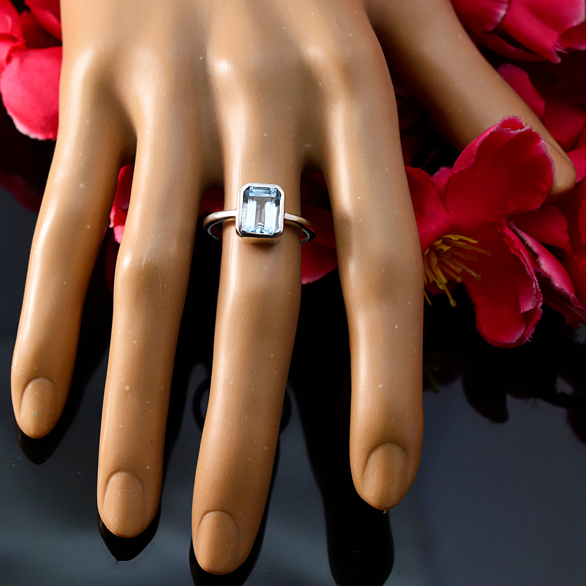 Hua Modern Blue Solitaire Ring