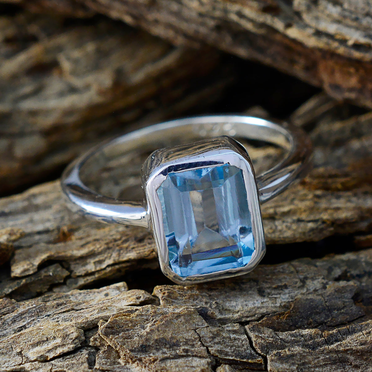 Hua Modern Blue Solitaire Ring