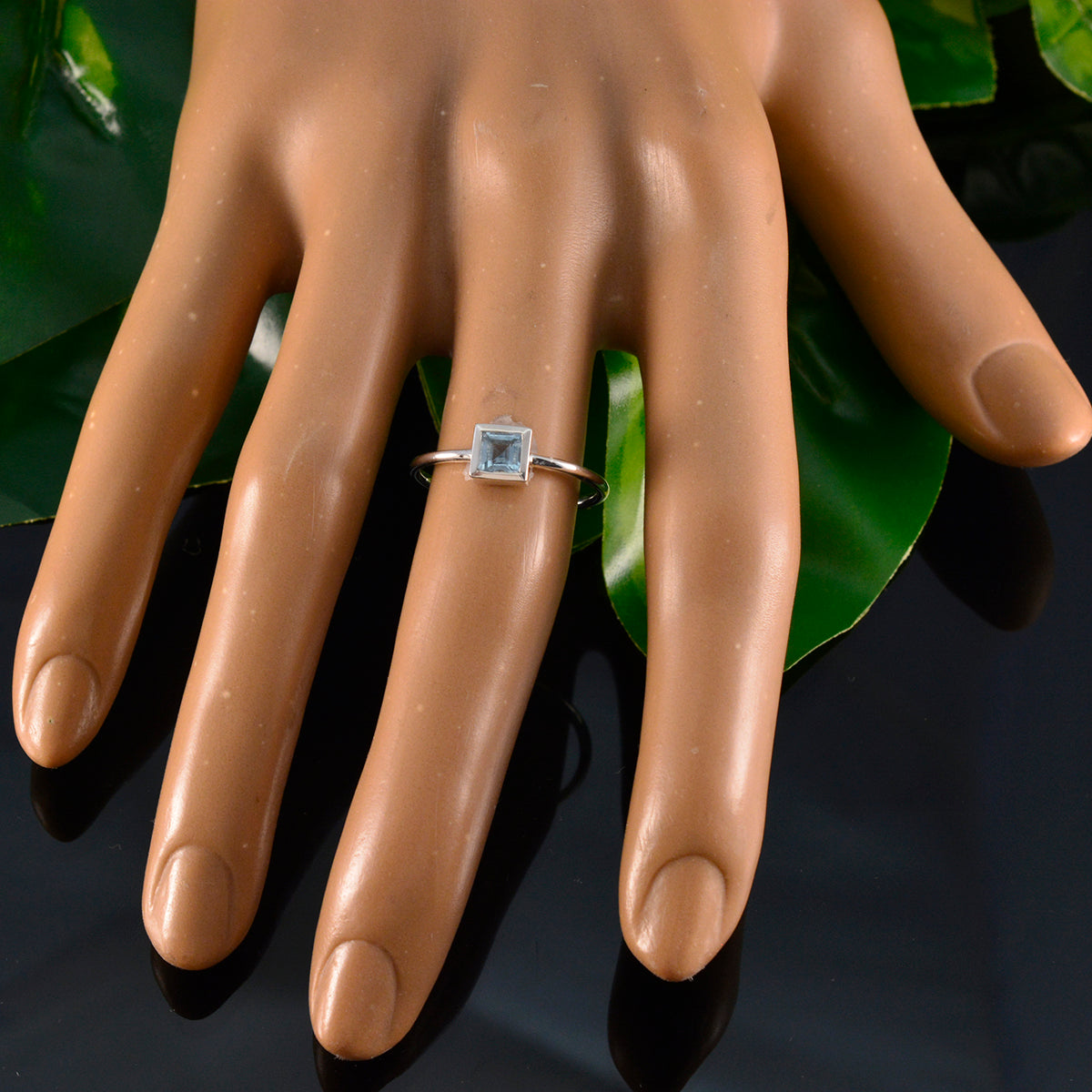 Seo-yeon Glamorous Blue Solitaire Ring