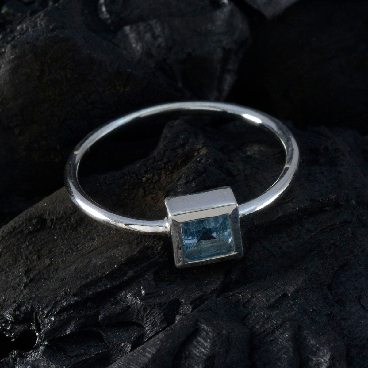 Seo-yeon Glamorous Blue Solitaire Ring