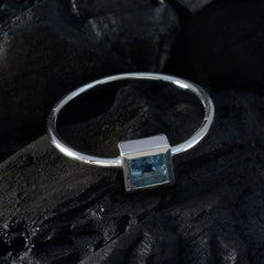 Seo-yeon Glamorous Blue Solitaire Ring