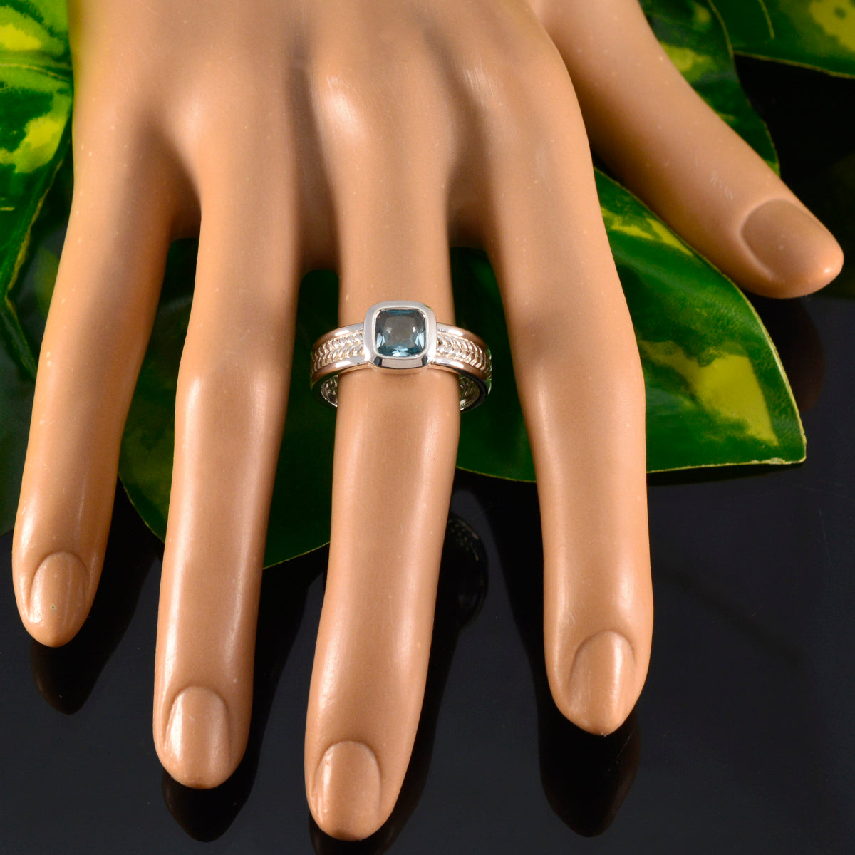 Lucy Rope-Wire Blue Solitaire Band