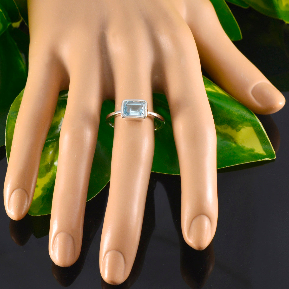Rina Glamorous Blue Solitaire Ring