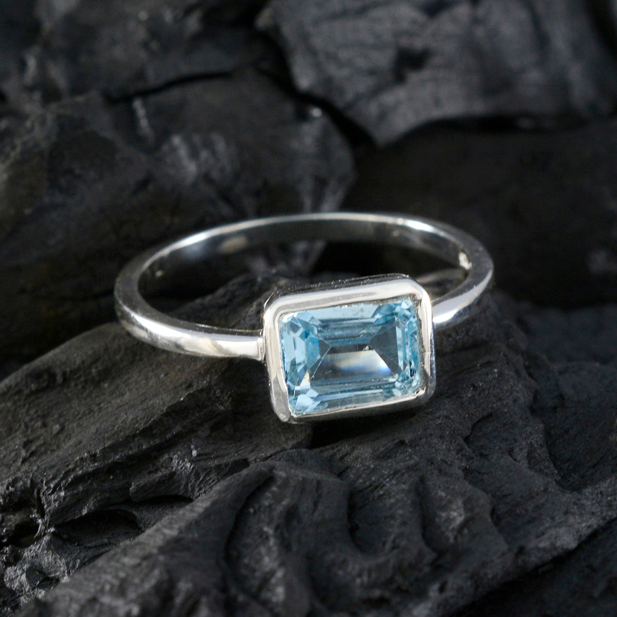 Rina Glamorous Blue Solitaire Ring