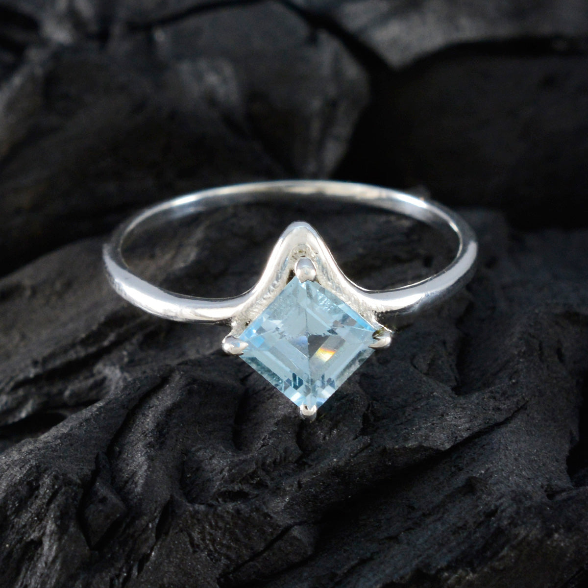 Yan Feminine Blue Solitaire Ring