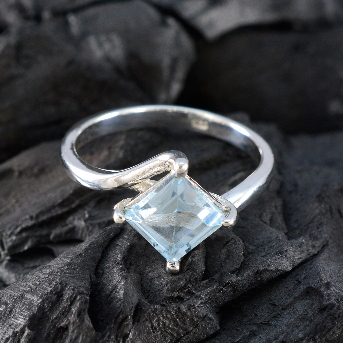Hana Trendy Blue Solitaire Ring