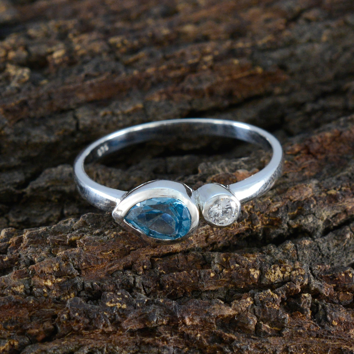 Nora Contemporary Blue Toi et Moi Ring