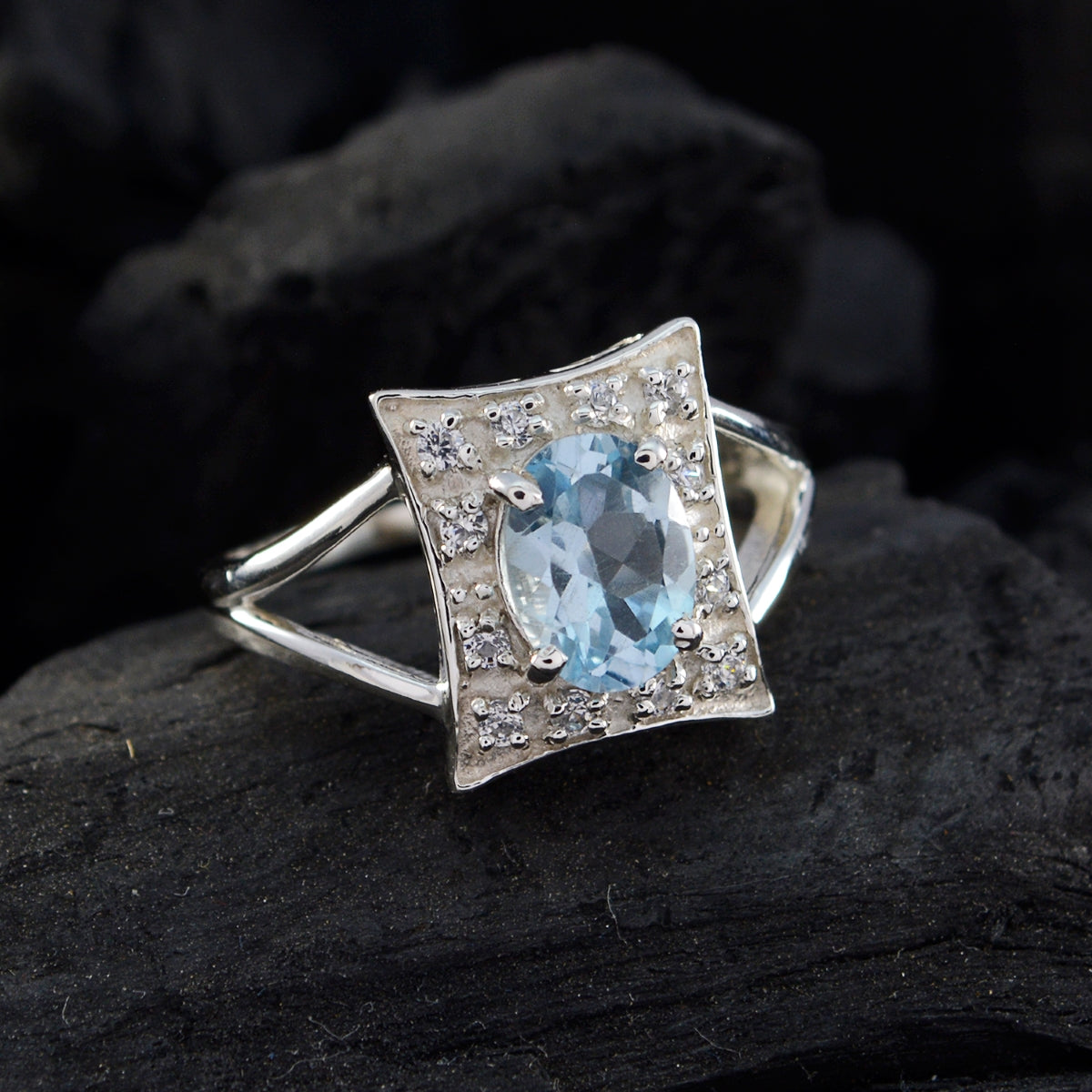 Bella Glamorous Blue Halo Ring