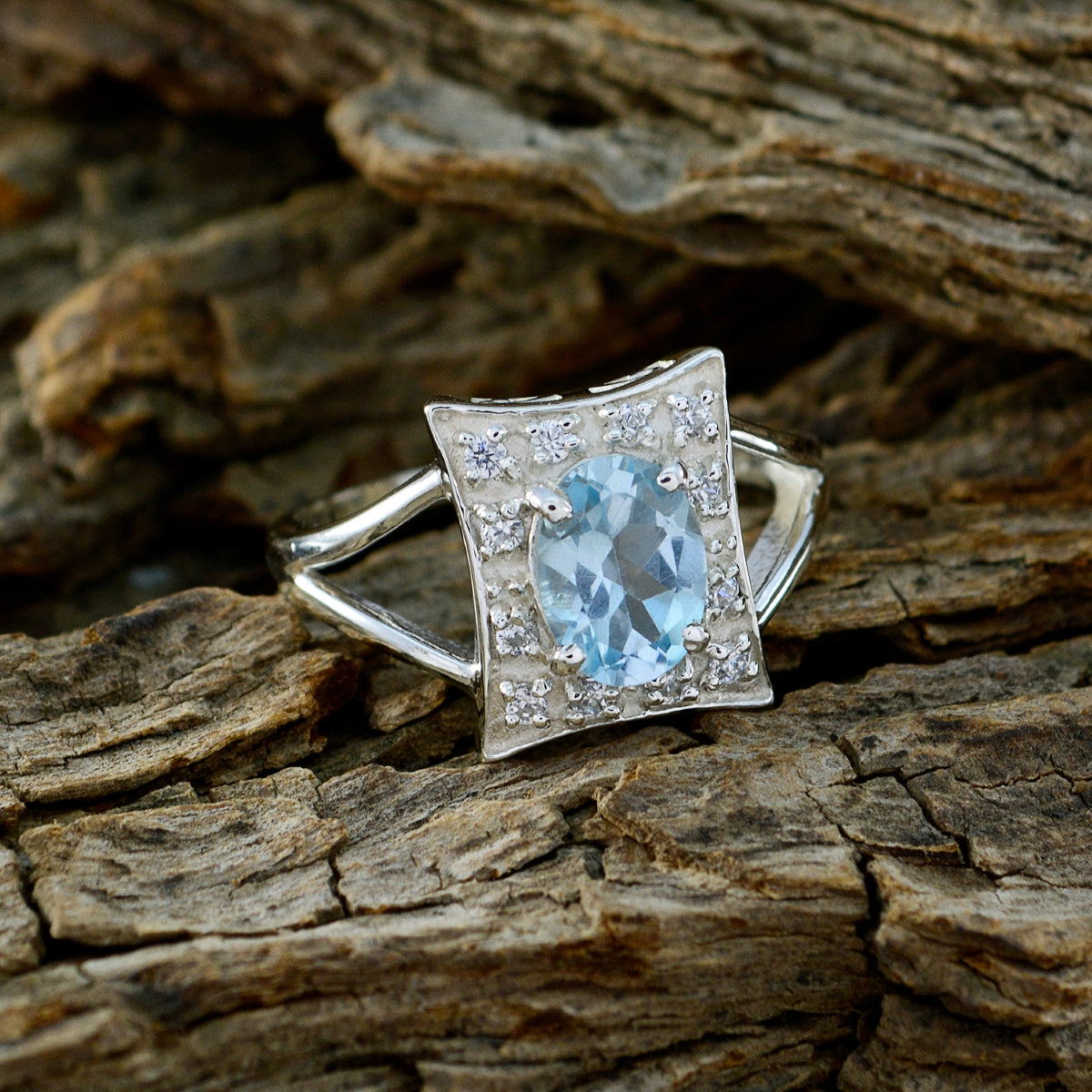 Bella Glamorous Blue Halo Ring