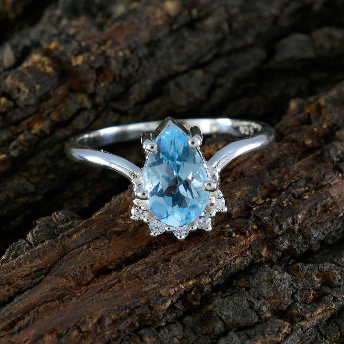 Nari Modern Blue Halo Ring