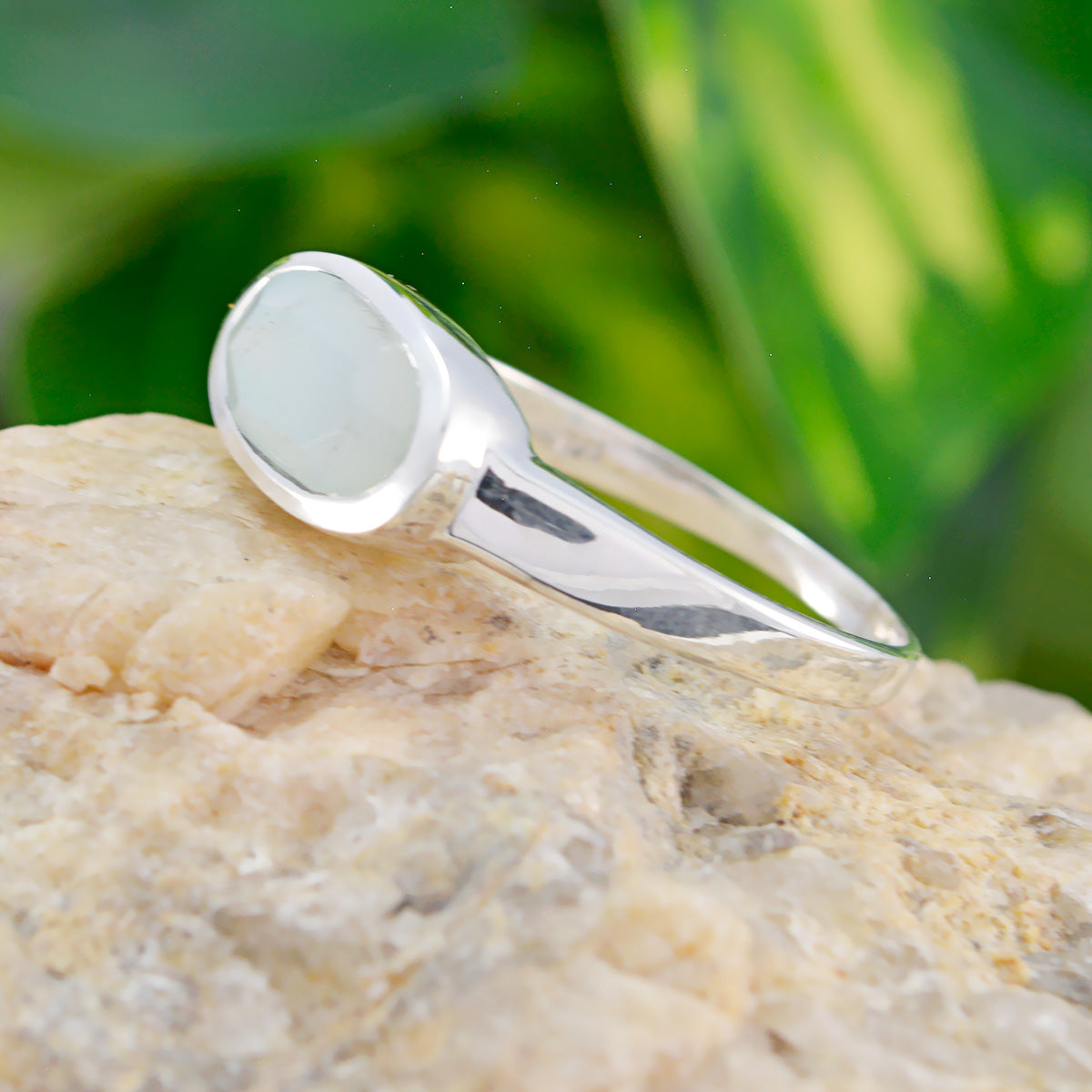 Seo-yeon Romantic Aqua Solitaire Ring
