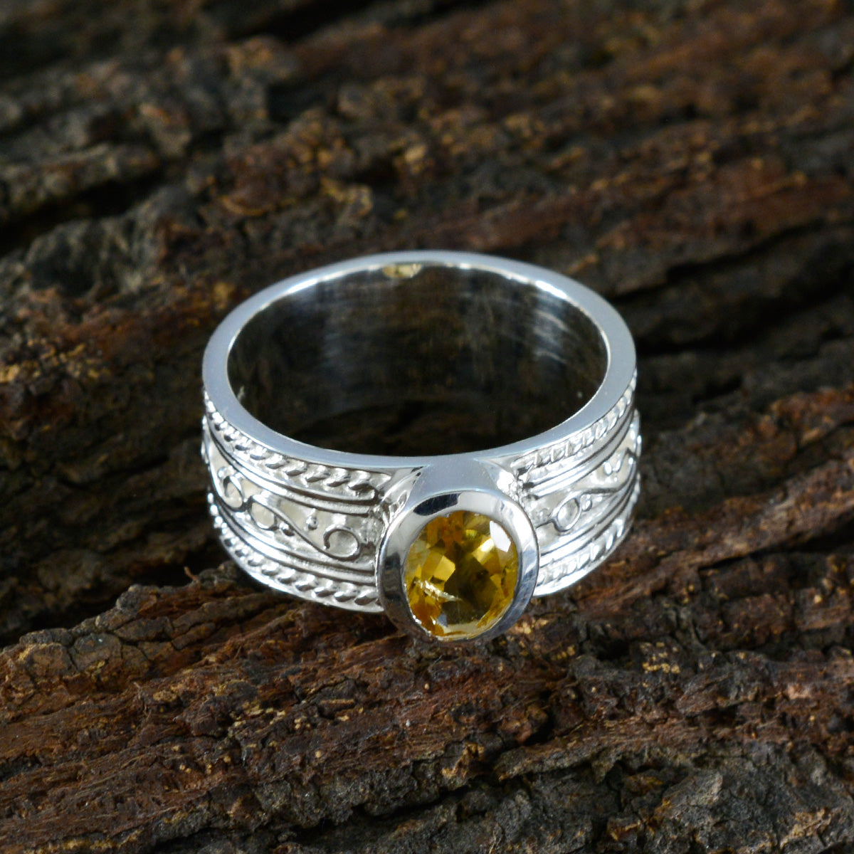 Mathilde Twist Yellow Solitaire Band
