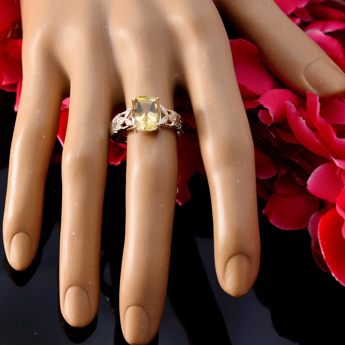 Seo-yeon Glamorous Yellow Solitaire Ring