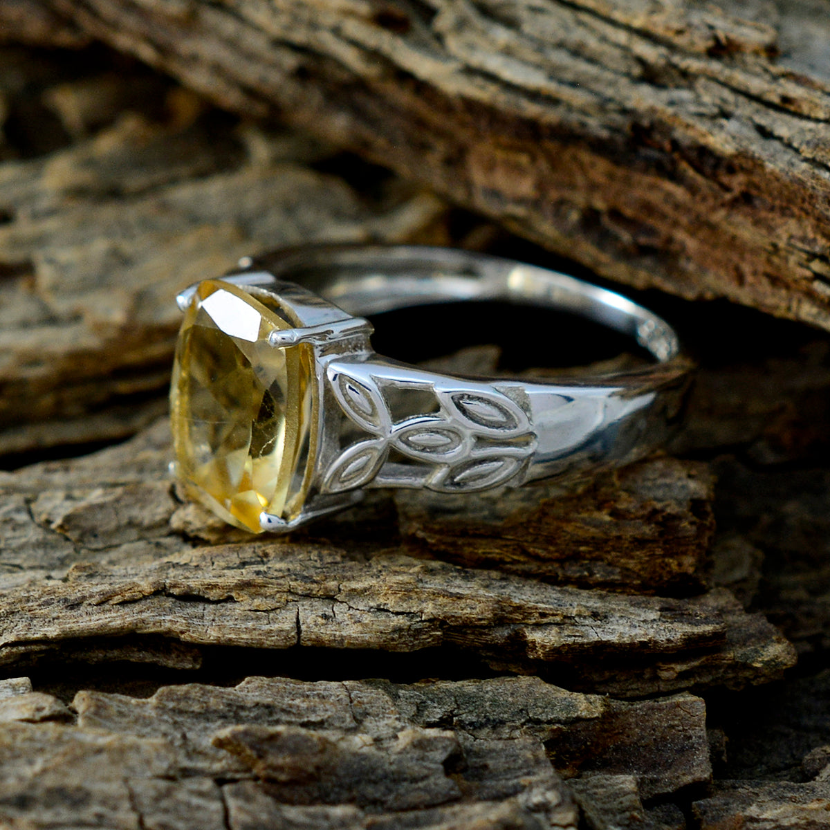 Seo-yeon Glamorous Yellow Solitaire Ring