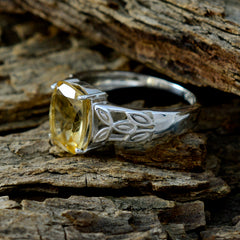 Seo-yeon Glamorous Yellow Solitaire Ring