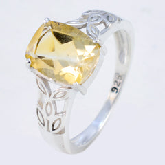 Seo-yeon Glamorous Yellow Solitaire Ring