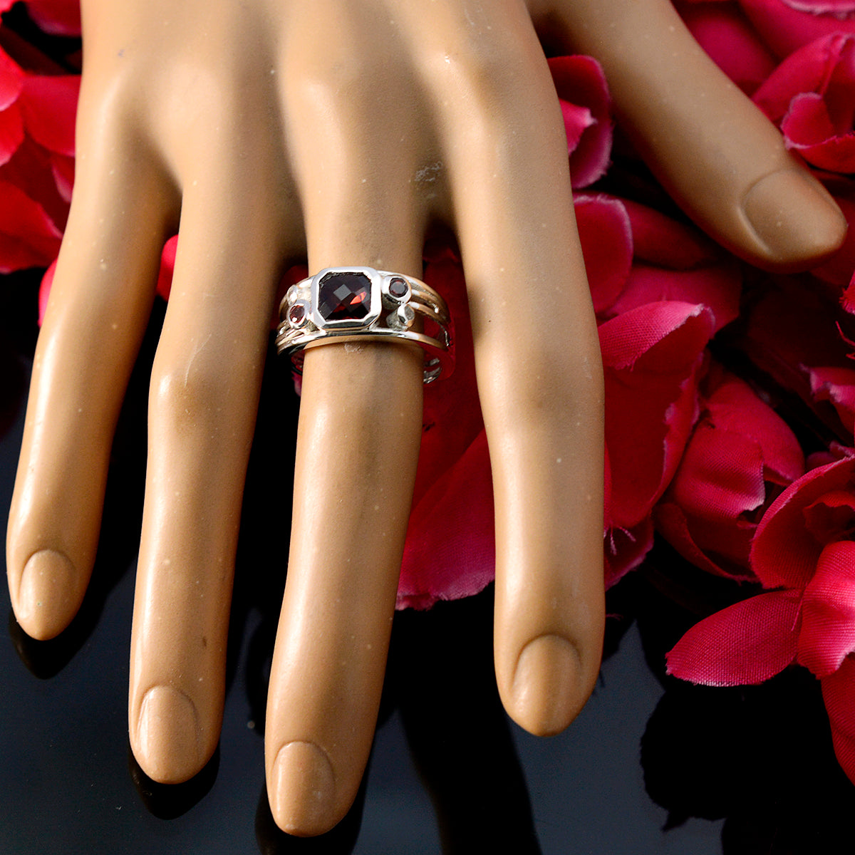Agnes Fairytale Red Trilogy Ring
